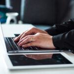 Visuel du cas client Vaisonet représentant des mains sur un clavier