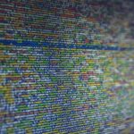 Visuel du cas client Safe Cluster représentant des lignes de code