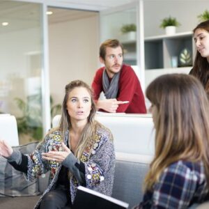Visuel du cas client Dynergie représentant quatre personnes en réunion