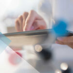 Visuel du cas client Health Data Hub représentant une tablette tactile