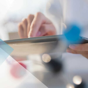 Visuel du cas client Health Data Hub représentant une tablette tactile