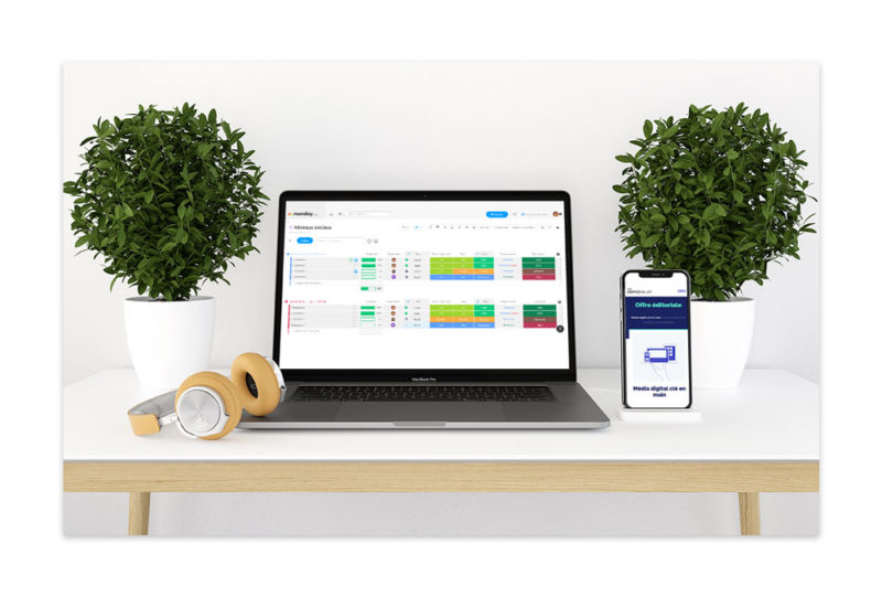Présentation d'une vue de Monday.com sur un ordinateur et d'une page The Editorialist sur un mobile