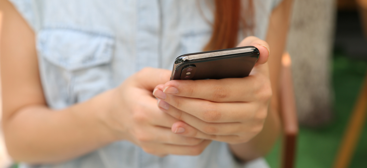 Femme utilisant son téléphone / PWA Magento