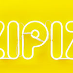 Izipizi néon sur fond jaune