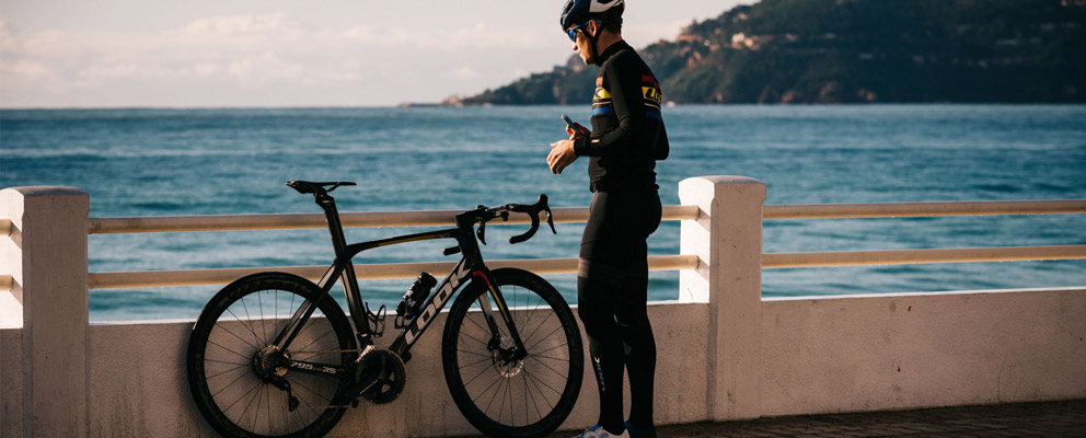 Cycliste au bord de la mer en tenue Look Cycle