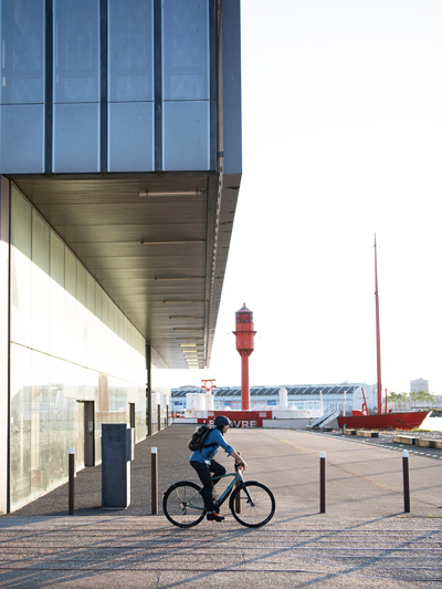 Cycliste en ville avec un vélo Look Cycle