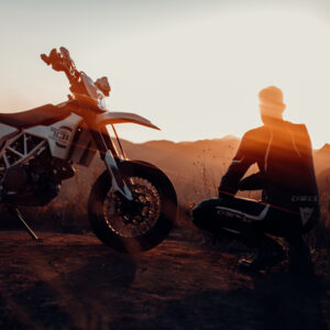 Motard et sa moto au coucher de soleil