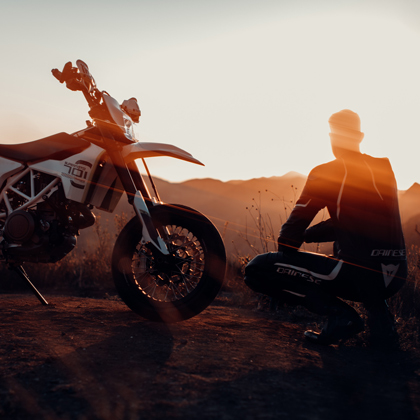 Motard et sa moto au coucher de soleil