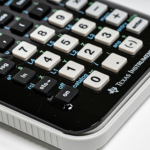Visuel du cas client CSOEC représentant une calculatrice