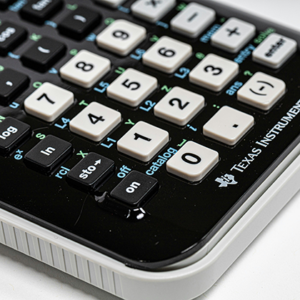 Visuel du cas client CSOEC représentant une calculatrice