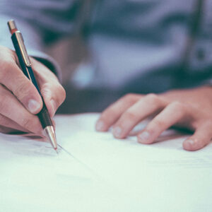Visuel du cas client Groupe Audeo représentant une main tenant un stylo