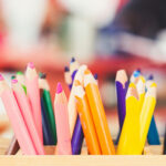 Visuel du cas client SavoirsPlus représentant des crayons de couleur