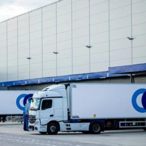 Visuel d'illustration du cas client STEF représentant des camions devant un entrepôt logistique
