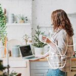 Visuel du cas client Léa Nature représentant une femme dans sa cuisine avec une tasse à la main